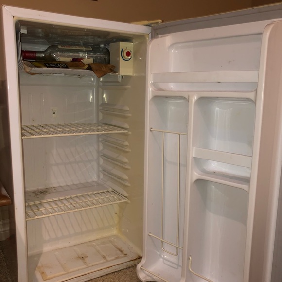 Mini fridge 2.5ftx1.5ft - Picture 2 of 2